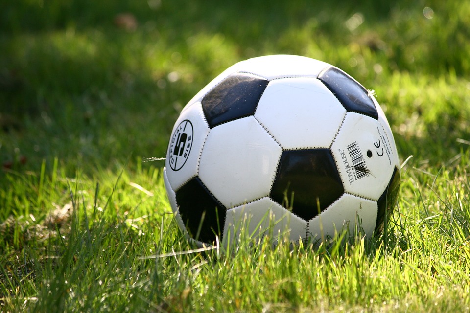 ballon de football dans l'herbe
